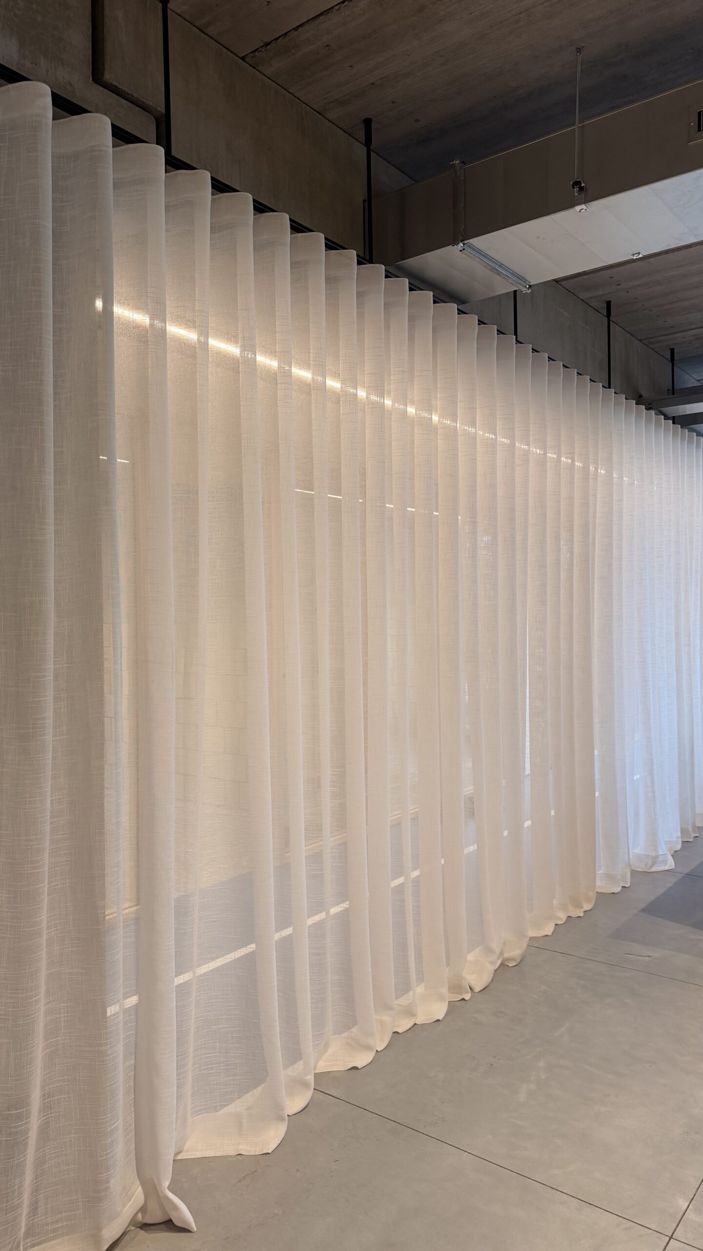 Wit gordijn industrieel gebouw